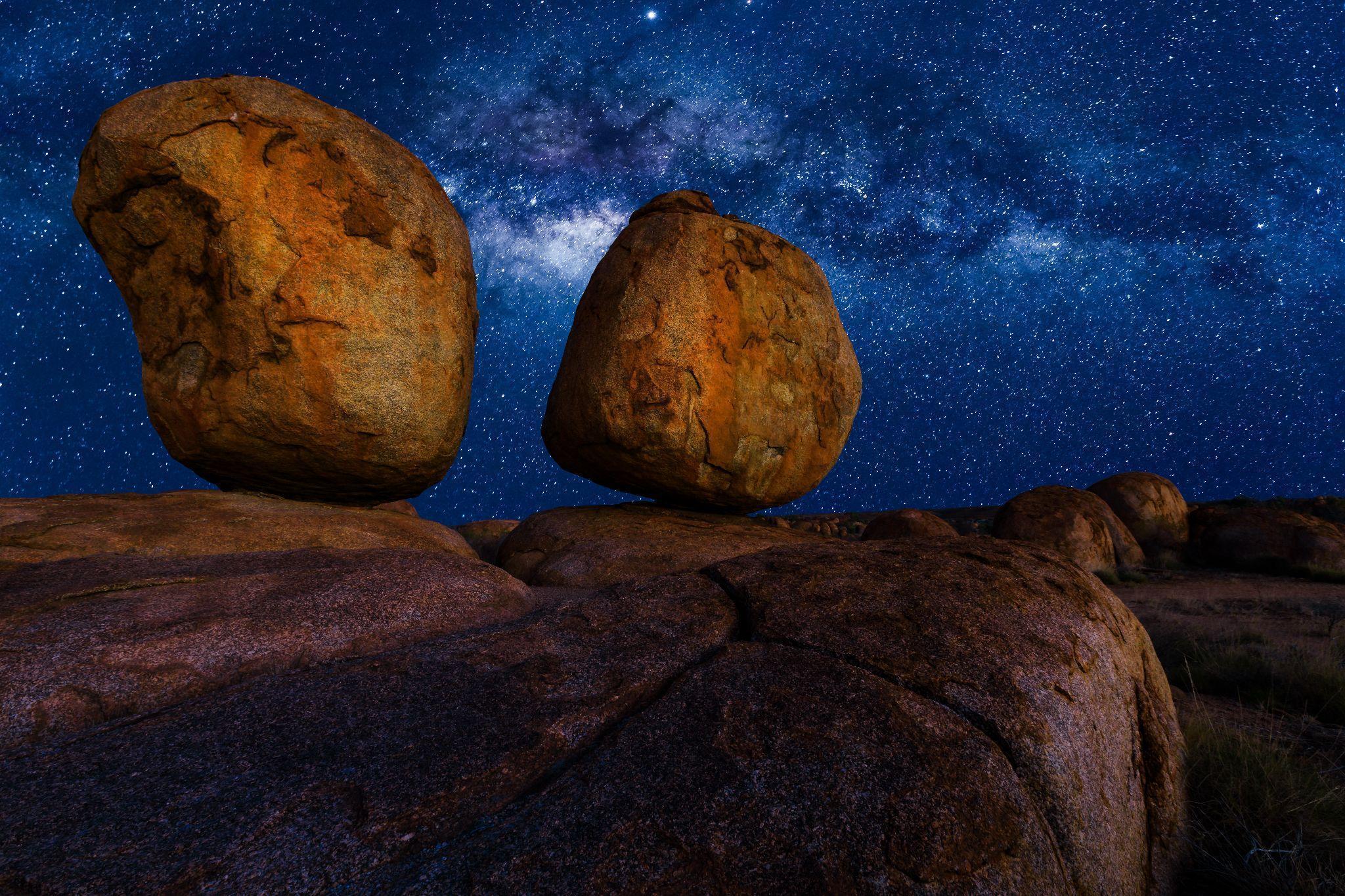 Karlu Karlu Devils Marbles at night